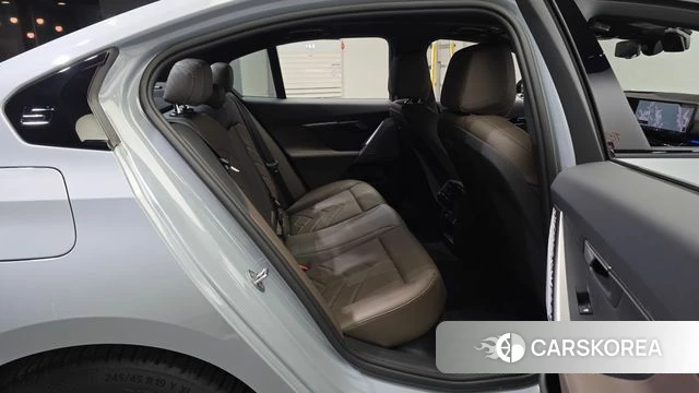 BMW 5 Series (G60) 2024 Светло-серебряный цвет из Кореи, фото 2