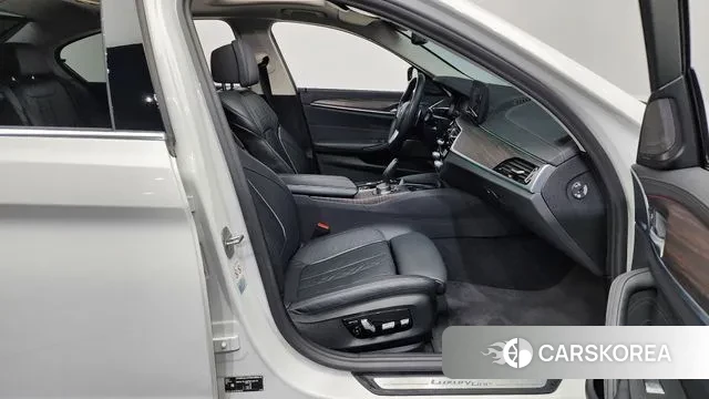 BMW 5 Series (G30) 2023 Белый из Кореи, фото 2