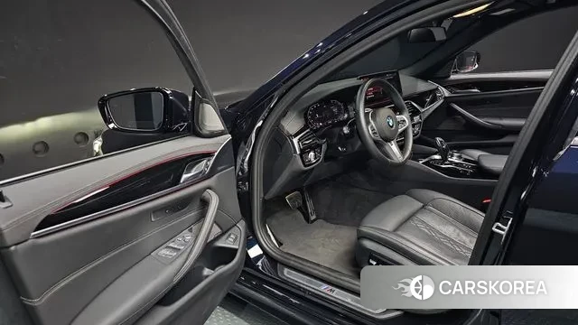 BMW 5 Series (G30) 2022 Черный из Кореи, фото 2