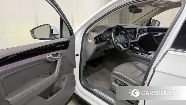 Volkswagen Touareg 3rd generation 2022 Белый из Кореи, фото 2