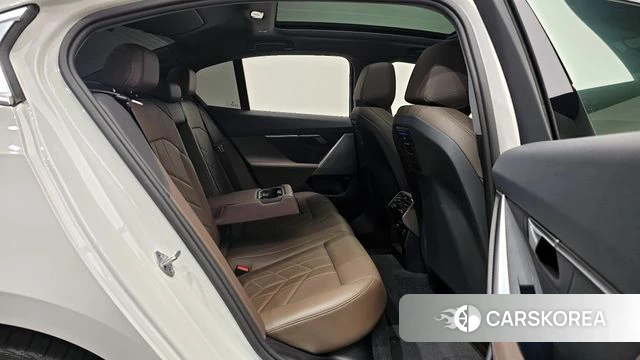 BMW 5 Series (G60) 2023 Белый из Кореи, фото 2