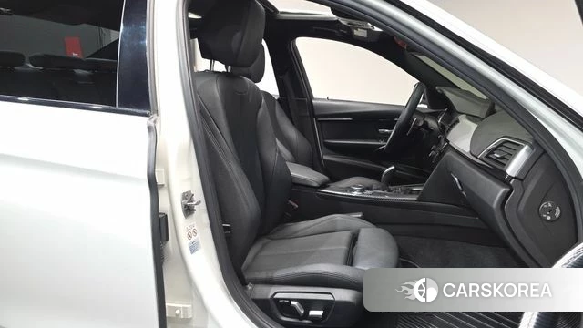 BMW 3 Series (F30) 2018 Белый из Кореи, фото 2