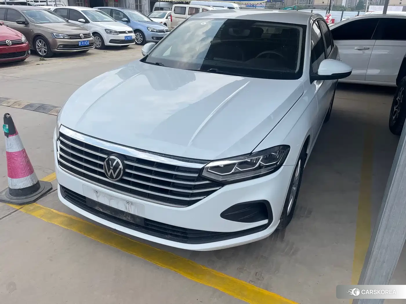Volkswagen Lavida 2023 Белый из Китая, фото 2