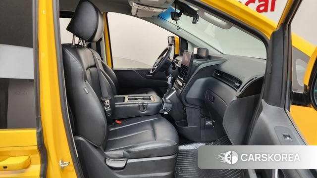 Hyundai Staria 2022 Желтый из Кореи, фото 2