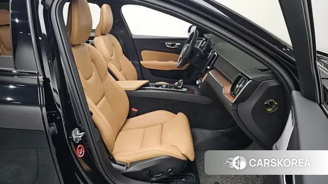 Volvo V60 Cross-Country 2nd Generation 2021 Черный из Кореи, фото 2