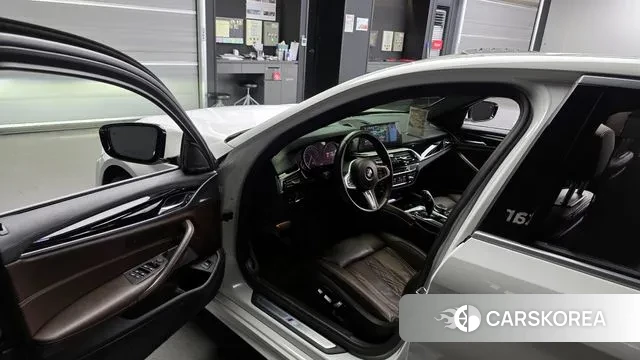 BMW 5 Series (G30) 2018 Белый из Кореи, фото 2