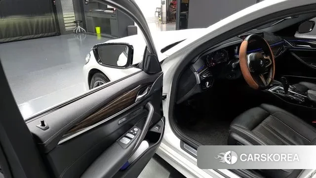 BMW 5 Series (G30) 2022 Белый из Кореи, фото 2