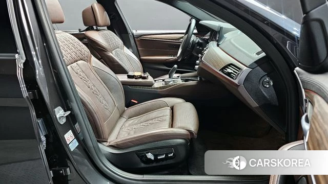 BMW 5 Series (G30) 2018 Серый из Кореи, фото 2