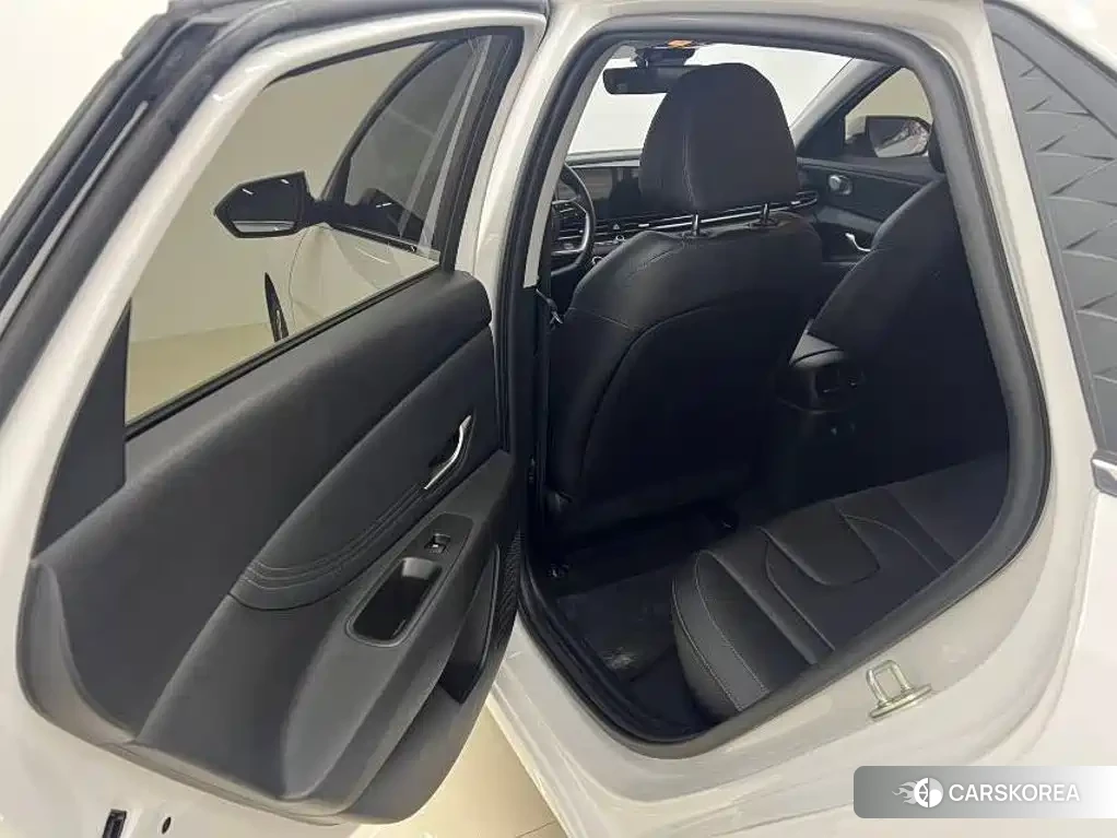 Hyundai Elantra 2023 Белый из Китая, фото 2