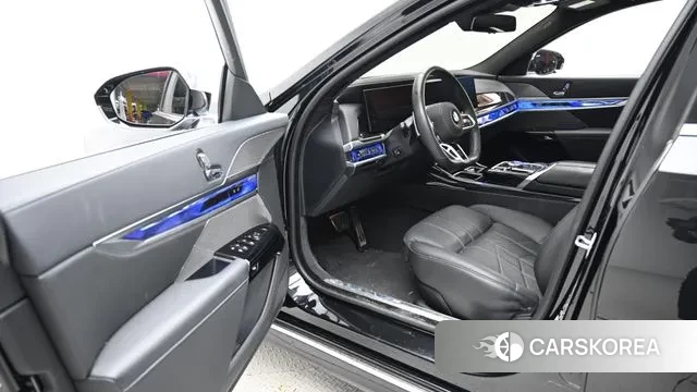 BMW 7 Series (G70) 2023 Серебристо-серый из Кореи, фото 2