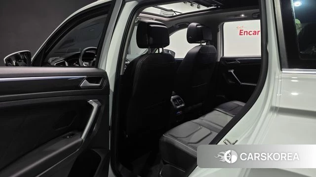 Volkswagen Tiguan second Generation 2023 Белый из Кореи, фото 2
