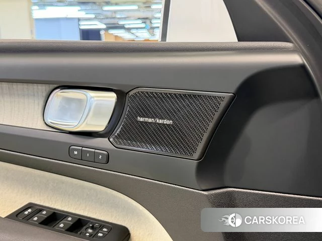 Volvo XC40 2024 Белый из Кореи, фото 2