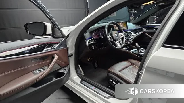 BMW 5 Series (G30) 2023 Белый из Кореи, фото 2