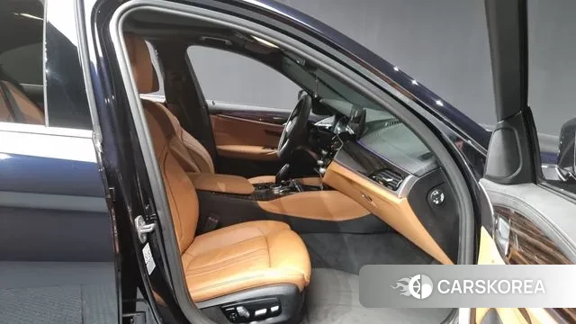 BMW 5 Series (G30) 2022 Черный из Кореи, фото 2