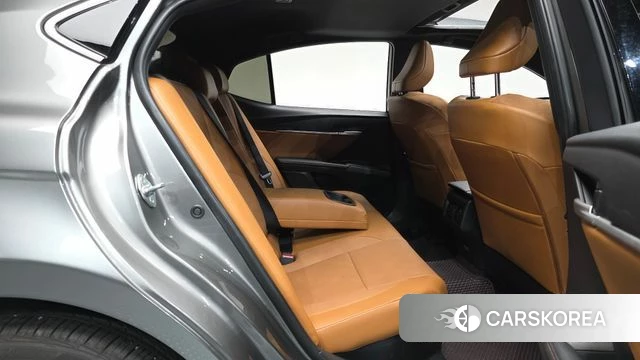 Toyota Camry (XV80) 2025 Серебристо-серый из Кореи, фото 2