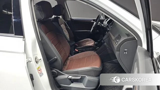 Volkswagen Tiguan Allspace 2023 Белый из Кореи, фото 2