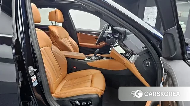 BMW 5 Series (G30) 2022 Черный из Кореи, фото 2