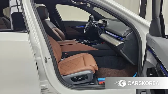 BMW 5 Series (G60) 2025 Белый из Кореи, фото 2