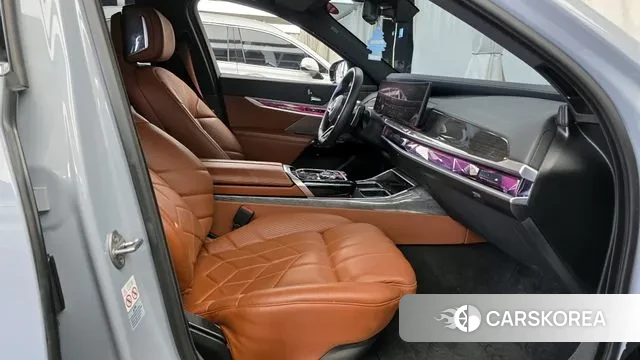 BMW 7 Series (G70) 2023 Светло-серебряный цвет из Кореи, фото 2