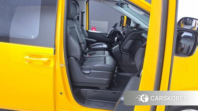 Hyundai Staria 2023 Желтый из Кореи, фото 2