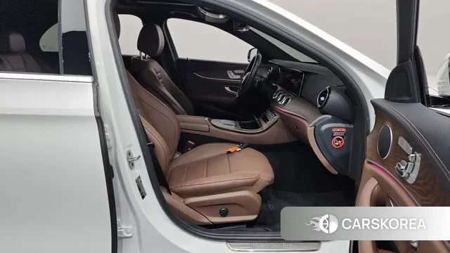 Mercedes-Benz E-Class W213 2023 Белый из Кореи, фото 2