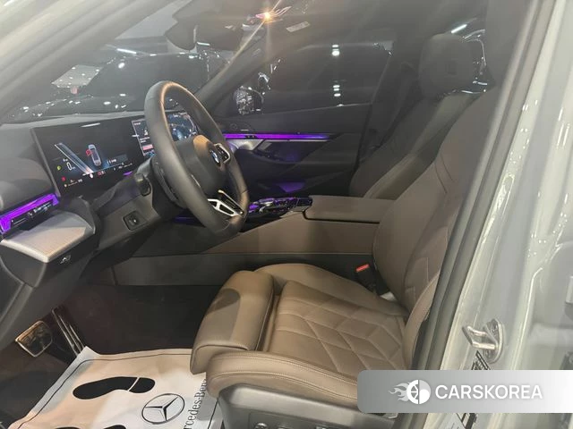 BMW 5 Series (G60) 2025 Светло-серебряный цвет из Кореи, фото 2