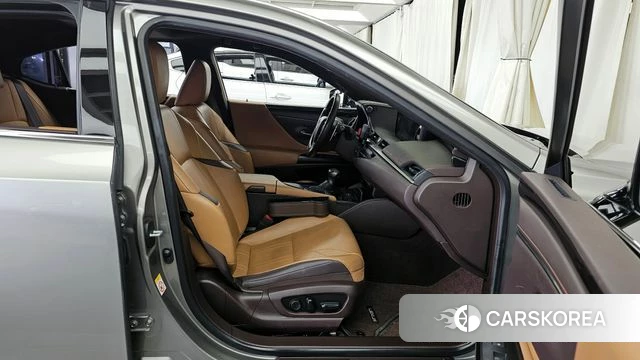 Lexus ES300h 7th generation 2019 Серебристо-серый из Кореи, фото 2