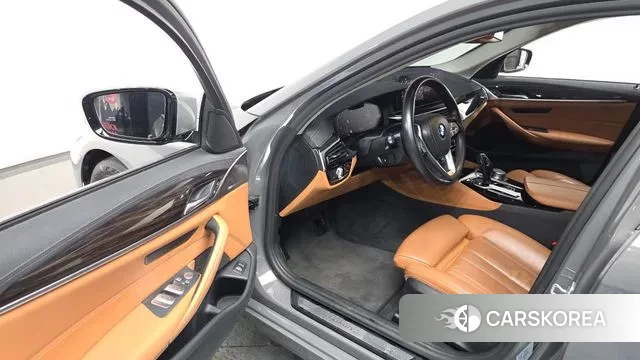 BMW 5 Series (G30) 2020 Серый из Кореи, фото 2