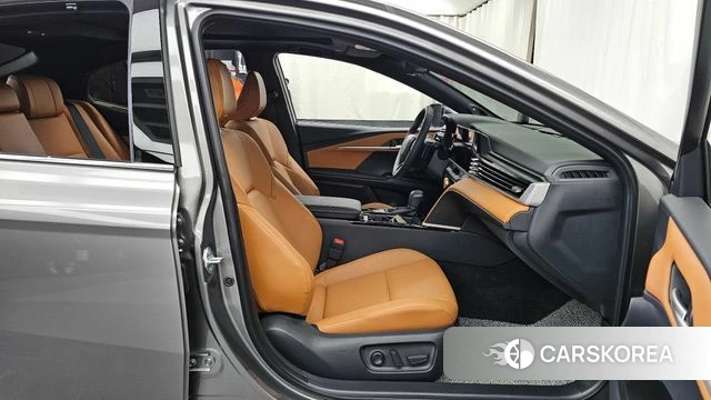 Toyota Camry (XV80) 2025 Серебристо-серый из Кореи, фото 2