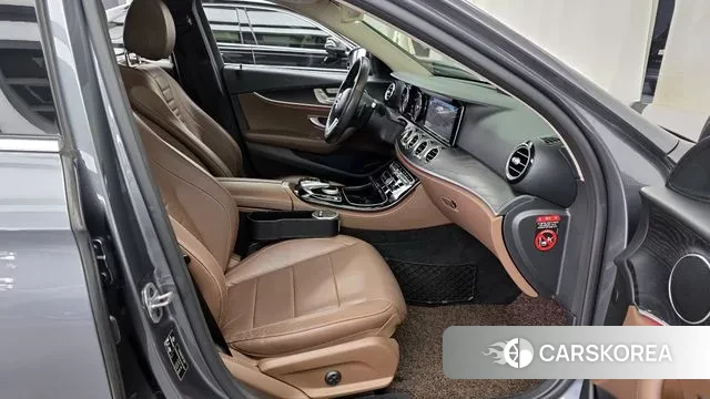 Mercedes-Benz E-Class W213 2018 Серый из Кореи, фото 2
