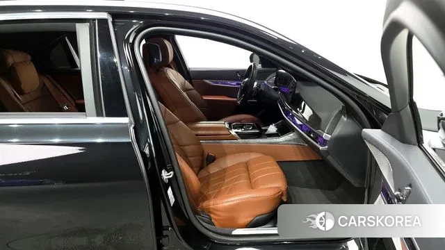 BMW 7 Series (G70) 2023 Черный из Кореи, фото 2