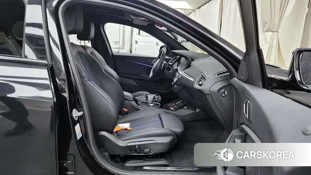 BMW 1 Series (F40) 2024 Черный из Кореи, фото 2