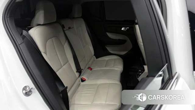 Volvo XC40 2023 Белый из Кореи, фото 2