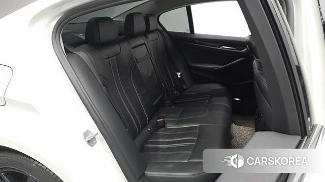 BMW 5 Series (G30) 2018 Белый из Кореи, фото 2
