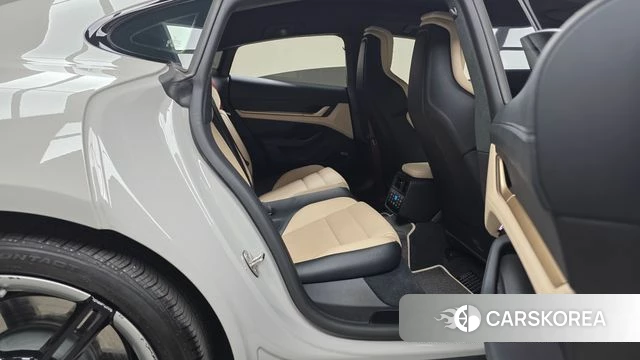 Porsche Taycan 2024 Серебристо-серый из Кореи, фото 2