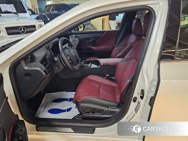 Lexus ES300h 7th generation 2025 Белый из Кореи, фото 2