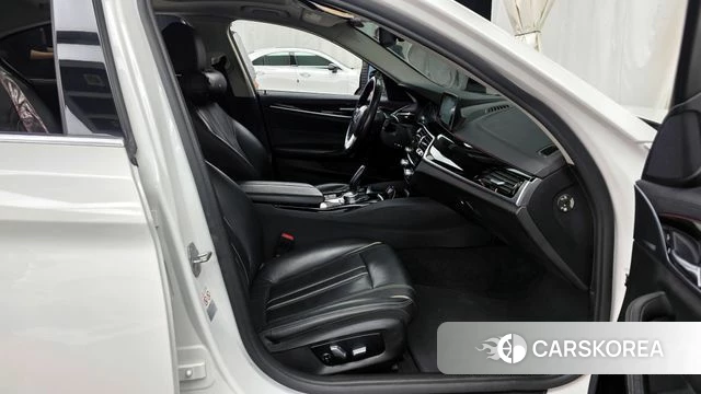 BMW 5 Series (G30) 2019 Белый из Кореи, фото 2