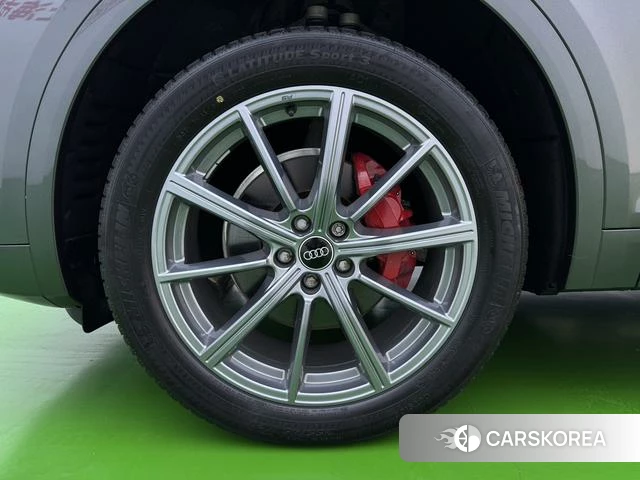 Audi Q5L 2022 Темно-серый из Китая, фото 2