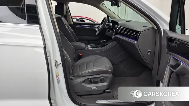 Volkswagen Touareg 3rd generation 2023 Белый из Кореи, фото 2