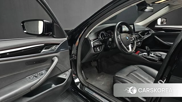 BMW 5 Series (G30) 2018 Черный из Кореи, фото 2