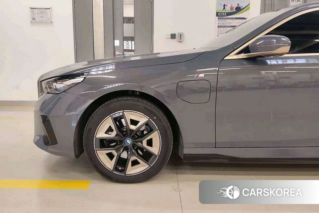 BMW i5 2025 Темно-серый из Китая, фото 2