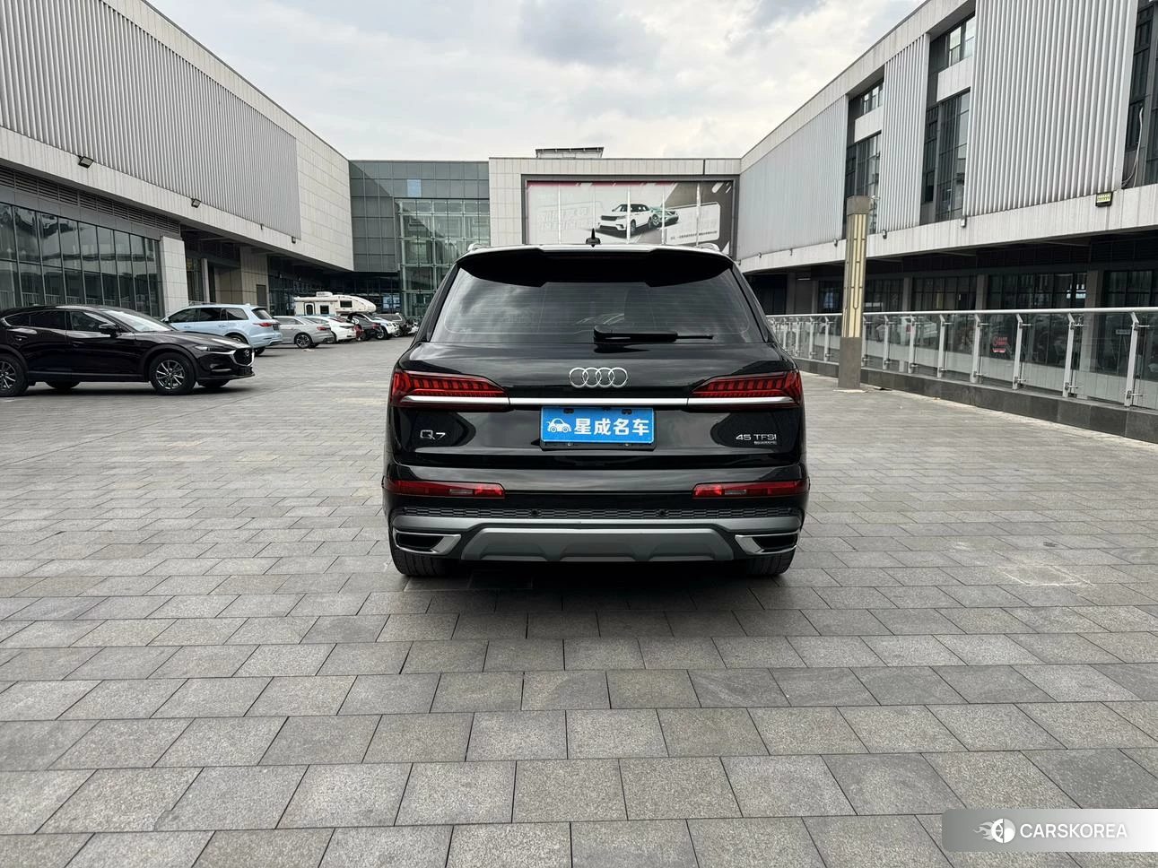 Audi Q7 2022 Черный из Китая, фото 2