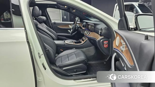 Mercedes-Benz E-Class W213 2023 Белый из Кореи, фото 2
