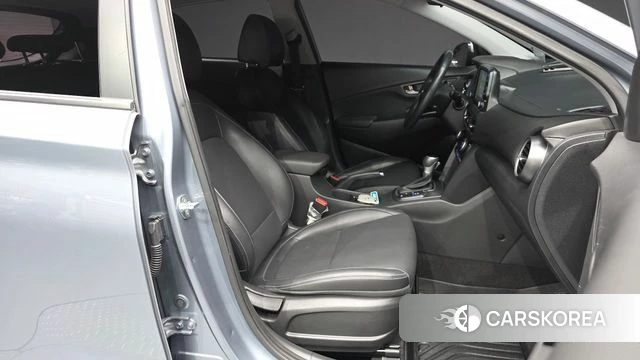 Hyundai Kona 2018 Светло-серебряный цвет из Кореи, фото 2