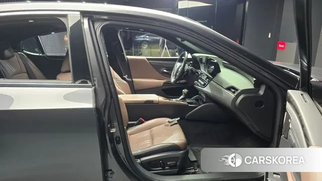 Lexus ES300h 7th generation 2023 Серый из Кореи, фото 2