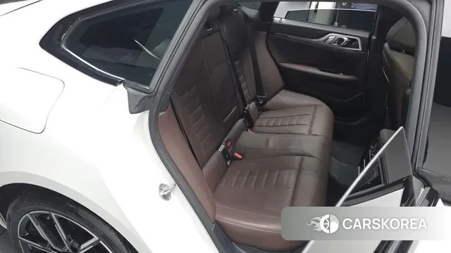 BMW 4 Series (G22) 2023 Белый из Кореи, фото 2