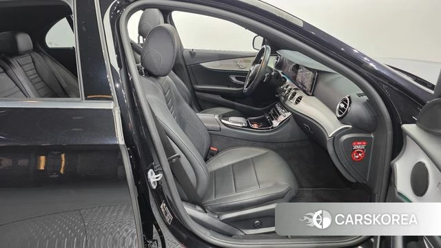 Mercedes-Benz E-Class W213 2021 Черный из Кореи, фото 2