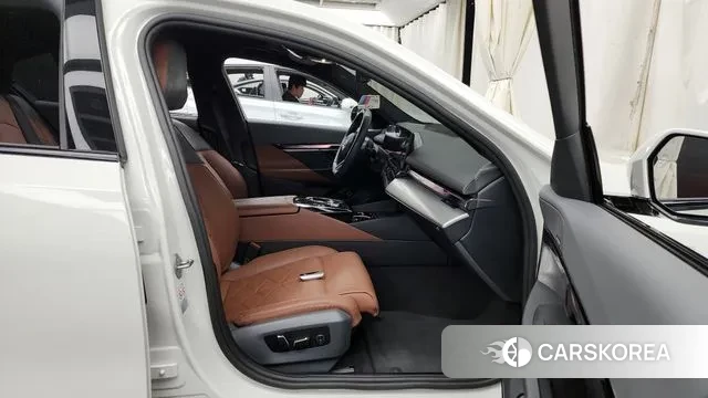 BMW 5 Series (G60) 2024 Белый из Кореи, фото 2