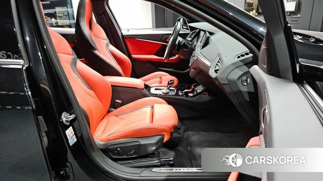 BMW 1 Series (F40) 2023 Черный из Кореи, фото 2