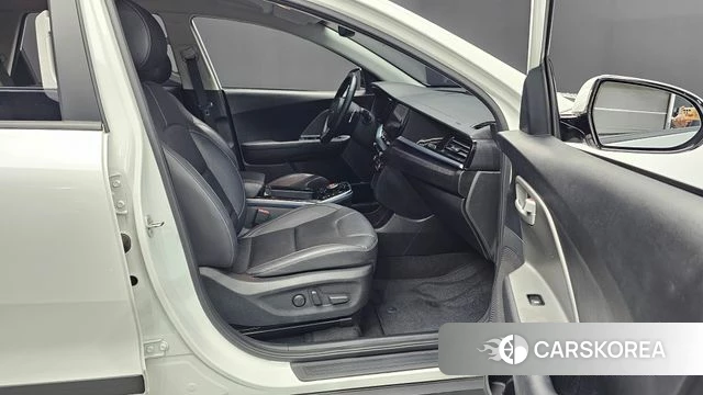 Kia Niro Plus 2023 Белый из Кореи, фото 2